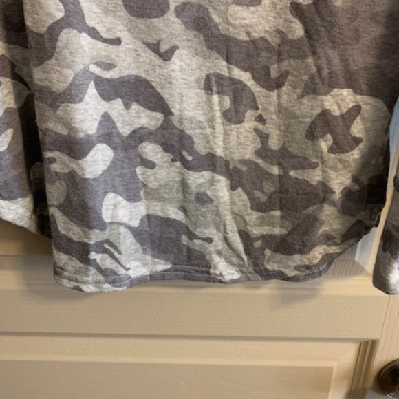 Jane & Delancey Size S Cowl/Turtleneck Camo Grey Top Curved Hem Long Sleeves - Picture 7 of 8